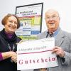 (kör)   Seit zehn Jahren gibt es nun die Lese-Recht-schreib-Schule im Studienkreis Schweinfurt. Dabei handelt es sich um einen speziellen Förderzweig für Kinder mit Lese- und Recht-schreib-Problemen. Das Jubiläum hat der Studienkreis zum Anlass genommen, um ein umfangreiches Bildungspaket zu stiften. Bildungsgutscheine im Gesamtwert von 2700 Euro nahm Bürgermeister Otto Wirth stellvertretend entgegen. Er wird nun dafür sorgen, dass drei Schülerinnen und Schüler gefunden werden, die für die Gutscheine je ein halbes Jahr professionelle Nachhilfe erhalten. Gleichzeitig nahm Rektorin Marianne Friedrich für die Grundschule Sennfeld einen Lesekompetenzkurs entgegen. Der Kurs im Wert von rund 800 Euro beinhaltet umfangreiches Material, das Kindern hilft, eigenständig und selbst gesteuert zu lernen.