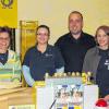 (ert)   Seit 1. Dezember können die Gochsheimer im Edeka-Markt Didis in der Schweinfurter Straße 93 auf einen neuen Service zugreifen. In dem mit dem Edeka-Prädikat „Bester Markt der Region Nordbayern-Thüringen-Sachsen“ ausgezeichneten Einkaufscenter  ist die Post mit einer Partnerfiliale eingezogen. Nach der Schließung der Postfiliale in der Ortsmitte fand die Deutsche Post mit dem Familienunternehmen von Christos Didis einen Kooperationspartner. Die neue Partnerfiliale bietet ihren Kunden im Auftrag der Deutschen Post das gesamte Sortiment der Brief- und Paketpost an. Eine Postfachanlage ist ebenfalls integriert. Dabei profitieren die Postkunden von den Öffnungszeiten des Marktes. Die links neben dem Eingang platzierte Filiale ist montags bis freitags von 8 bis 18 Uhr, samstags von 8 bis 16 Uhr geöffnet. Die Möglichkeit neben dem Einkauf gleich noch die Postaufträge zu erledigen, werde rege genutzt, zog Didis nach den ersten beiden Wochen ein zufriedenes Fazit. Für den neuen Service stehen den Kunden zur Verfügung (von links nach rechts): Gisela Appel, Anastasia Nalmpanti, Christos Didis und Yvonne Kaufmann.
