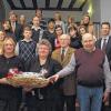 Bringen Schweinfurter Kinder sicher von A nach B: (vorne, von links) Hilmar Sahlender, Christina Palazzo, Monika Six, Ernst Ebner, Herbert Werner, OB Remelé, Verkehrserzieher Armin Rösch, (zweite Reihe, von links) Birgit Kornblum, (dahinter) Verena Wieland von der Sparkasse, (dahinter) Geschäftsführer der Verkehrswacht Willi Schuhmann, Vorsitzende der Verkehrswacht Christiane Michal-Zeißer (hinten rechts) und die geehrten Schülerlotsen: Fatjon Ahmeti, Sandra Tolga, Donna Kugler, Aulona Ismajli, Tobias Braun, Mohamad Hussein, Victoria Hechler Jasmin Stahl und Sabrina Fuchs.