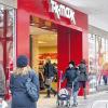 Ultrakurze Mitarbeit: Nach acht Wochen feuert der Modekonzern TK Maxx fast die Hälfte der Beschäftigten seiner neuen Schweinfurter Filiale, die am 14. Oktober erst eröffnet wurde.