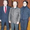 Gratulation zum Geburtstag: Jubilar Alfred Eckert (Mitte) mit Bürgermeister Klaus Elze und Pfarrerin Gudrun Mirlein.