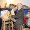 asdf: Georg Götz (links), Vorsitzender des Main-Franken-Kreises, und Hans-Joachim Seitfudem im Weihnachtsatelier des Holzbildhausmeisters in der Domerschulstraße 7.PATRICK WÖTZEL
