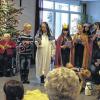 (ried)   Von der Geburt des Jesuskindes erzählten Kinder aus Esselbach den Bewohnern im Julius-Echter-Seniorenstift in Hafenlohr. Einstudiert wurde das Krippenspiel von der Pfarramtsangestellten Erika Väth-Albert in Zusammenarbeit mit der Leiterin des Seniorenkreises, Waltraud Reinstein. Zwischen den einzelnen Szenen sangen die Kinder und Heimbewohner gemeinsam Weihnachtslieder. Auch hatten die Akteure kleine Geschenke für die Zuschauer mitgebracht. Im Gegenzug erhielten sie von Heimleiter Michael Pfeiffer ein Geschenk. Die mitgebrachten Bühnenutensilien wurden von Ernst Reinstein gebaut. Heimleiter Pfeiffer teilte mit, dass am Dienstag eine Flötengruppe in das Seniorenheim kommen wird und am Freitag die Christmette mit Pater Basil gefeiert werden kann.