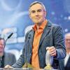 (sde)   Am Mittwoch, 31. März, kommt Johann König mit seinem neuen Soloprogramm in die Stadthalle Bad Neustadt. „Wer ihn kennt, weiß, was kommt: Mit der Eleganz eines Igels betritt er die Bühne, putzig und keck steht er da, liest und singt, reimt und rappt, macht und tut, und zu seiner eigenen Verwunderung ist das Publikum vollkommen entzückt von seiner merkwürdigen Art“, so eine Pressemitteilung. Kartenreservierung unter  (0 97 33) 96 89.