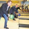 Die ersten Kugeln rollen: Mit der Übergabe des Bowling-Centers öffnete in Münnerstadt eine neue Freizeit- und Sport-Einrichtung mit Vollgastronomie. Beim Premieren-Schub hier Wirtschaftsreferent Arno Schlembach, Bürgermeister Helmut Blank und Betreiber Stefan Zehe.