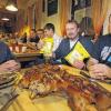 Scharfe Jungs: Ob Hähnchen, Spanferkel oder Braten – Michael Kürschner (Mitte) hat seine neue Spanferkel-Gewürzmischung vorgestellt. Die Gewürzfirma Wiberg vertreibt die Mischung nun kiloweise.THOMAS HÄLKER