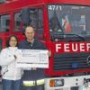 (agä)   Ein vorgezogenes Weihnachtsgeschenk konnten der Kommandant der Feuerwehr Neustadt, Peter Gowor, und Kassenwart Michael Fischer entgegen nehmen. Marion Braun, Geschäftsführerin der Firma Braun Schaltanlagen aus Neustadt, übergab an die Kameraden der Feuerwehr eine Spende in Höhe von 500 Euro. Diese Spende soll als Unterstützung für das Jubiläumsfest zum 140-jährigen Bestehen der Feuerwehr und das 35-jährige Bestehen der Jugendfeuerwehr Neustadt verwendet werden, das vom 1. bis 3. Juli stattfindet. Im Bild von links: Kassenwart Michael Fischer, Geschäftsführerin Marion Braun, Kommandant Peter Gowor.