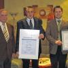 Langjähriger Mitarbeiter: Seniorchef Werner Dietzel (links) und Geschäftsfrüher Markus Dietzel (rechts) gratulierten Rainer Hellmann aus Ostheim zum 25. Betriebsjubiläum und überreichten eine Ehrenurkunde. Gleichzeitig feierte das Bauunternehmen die Auszeichnung mit dem RAL–Gütezeichen „Güteschutz Kanalbau“.