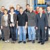 (gh) Über ein erfolgreiches Jahr trotz Wirtschaftskrise berichtete Geschäftsführer Markus Meyer (rechts) anlässlich der Weihnachtsfeier bei FMS Fränkischer Maschinen- und Stahlbau GmbH. Die konjunkturelle Erholung in der zweiten Jahreshälfte stimme zuversichtlich für ein moderates Wachstum im neuen Jahr. Meyer dankte den diesjährigen Betriebsjubilaren für ihr Engagement und ihre langjährige Betriebstreue: (von links) Edgar Häusner (35 Jahre), Willi Zander (zehn Jahre), Reinhold Hertlein (35), Emanuel Kelemen (zehn), Hubert Beuerlein (35), Georg Benning (zehn), Ingrid Lauer (zehn), Ralf Schneeweis (35), Roswita Full (25), Manfred Emmert (zehn), Reiner Eller (25), Albert Steinmetz (25), Alexander Mtschenski (zehn), Günter Lang (35), Betriebsratsvorsitzender Wolfgang Weber (45), Kurt Dülk (35), Klaus Mai (30), Georg Kirchner (zehn) und Erich Döll (35). Es fehlt: Peter Glaser (zehn).