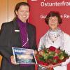 /(mim)   Bei der Sonderauslosung des Prämien-Sparens (PS) der Sparkasse Ostunterfranken in Haßfurt im Dezember gab es neben den Geldpreisen Reisen zu gewinnen. Eine der fünf Reisen für zwei Personen nach Kanada ging an Katja Reitwießner (rechts) aus Zeil. Kundenberaterin Ursula Vogt übergab ihr den symbolischen Gutschein. Ein Gewinner aus Haßfurt darf sich auf eine der zehn Städtereisen nach Hamburg freuen, wo er vier Tage mit einer Begleitperson verbringen darf. Das PS-Sparen lockt monatlich mit Geldgewinnen und mindestens zweimal im Jahr gibt es attraktive Sachpreise. 25 Prozent des Auslosungsbetrags gehen an wohltätige Zwecke, teilt die Sparkasse Ostunterfranken mit.