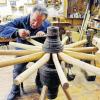 76 Jahre alt und bein bisschen müde: Der Wagner Karl Renz arbeitet in seiner Werkstatt in Oberderdingen an einem Wagenrad. Als einer der letzten seines Faches fertigt er Holzräder, repariert Räder von Bollerwagen, Schubkarren und Kutschen.