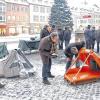 Obdachlosigkeit sichtbar gemacht: Die Kirchliche Allgemeine Sozialarbeit (KASA) der Diakonie informierte am Markt über die Wohnungs- und Obdachlosigkeit. Die provokanten wie nachdenklich machenden Zelte und Schlafcontainer des Künstlers Winfried Baumann (rechts) waren im Freien bei Eiseskälte mehrere Stunden aufgebaut, hier inspiziert von Diakoniechef Jochen Keßler-Rosa und KASA-Leiter Uwe Kraus (Mitte).