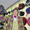 Auffällige Kreationen: Olivier Mauge hält in seinem Modegeschäft „Olivier Mauge Couture“ in Baden-Baden einen selbst kreierten Hut in der Hand. Ein Pferderennen ohne glamouröse Hüte ist nur die Hälfte wert – zumindest für Olivier Mauge. Der Hutmacher stattet für die Renntage in Baden-Baden die Reichen und Schönen aus.