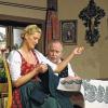 Feines Bauerntheater: Immer nur flicken, das ist Magd Christl (Kristina Helfrich) zu wenig: Mit Hilfe ihres unglücklichen Verehrers Kilian (Egon Biscan) sucht sie die große Liebe, im Dreiakter „Alles in Ordnung“.
