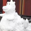 (napo)   Einen Schneemann bauen können viele, Figuren wie diese sieht man dagegen nicht alle Tage: An der Bushaltestelle „Äußerer Ring“ in Marktheidenfeld haben unbekannte Künstler niedlich aussehende Tiere aus Schnee gefertigt. Zu sehen gab es unter anderen einen Drachen (im Bild), ein Nashorn und einen Elefanten. Bei deren Anblick werden sich nicht nur Kinder gefreut haben. Schade, dass die Tiere nur auf dem Foto verewigt werden können. Das Tauwetter, das in den nächsten Tagen einsetzen soll, wird sie ganz gewiss zum Zerfließen bringen.
