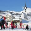 Vielseitiges Savognin: Im Ski-Kindergarten „Pinocchio“ im Ort sind die Kleinsten bestens versorgt (Bild oben), am Hang kommen Snowbiker auf ihre Kosten (links) – und auf der letzten Abfahrt bittet James in seiner „Beach-Bar“ zum Absacker (rechts).