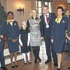 Seltene Gäste: Karl-Heinz Heusler, Kapitän des Lufthansa CityLine-Jets „Tauberbischofsheim“ (rechts) und seine Crew ließen es sich nicht nehmen, Bürgermeister Wolfgang Vockel und seiner Gattin Karin (Mitte) die besten Neujahrswünsche zu überbringen.