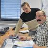 Besprechung: Betriebsleiter Steffen Heusinger (am Computer) und Produktionsleiter Robert Werner in der Firma Köberlein & Seigert in Queienfeld. Das Unternehmen hat heute 160 Mitarbeiter, 88 davon kommen aus Bad Königshofen und Umgebung.