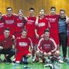(dunk)   Nur einen Tag nach dem Erfolg der U-19-Fußballjunioren des FC Würzburger Kickers hat sich auch das U-17-Team der Rothosen um das Trainergespann Matthias Heilmann/Claudiu Bozesan den Titel des Hallen-Stadtmeisters geholt. Die Kickers bezwangen im Finale den favorisierten Würzburger FV mit 2:1. Mit Sandro Kramosch (sieben Tore) und Emre Özdemir (sechs Treffer) stellten die Kickers zudem die erfolgreichsten Torschützen des Turniers, das von der DJK Würzburg gut organisiert wurde. Unser Bild zeigt den U-17.-Stadtmeister: (hinten von links): Matthias Heilmann (Trainer), Jutta Öhrlein (Betreuerin), Andreas Kraft (Vorstand Jugend), Adem Ulusoy, Edmond Ukaj, Silas Krebelder, Eduard Michel, Vincent Brian, Onay Mesekoparan, Maurice Jankowski, Sandro Kramosch, Kevin Dlugaj, Trainer Claudiu Bozesan sowie (vorne von links) Yusufkan Aksu, Marco Kramosch, Emre Özdemir.