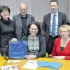 Begrüßung mit Geschenk: Die Familienhebammen bringen jungen Eltern diese Tasche mit kleinen praktischen Mitbringseln mit. Die Willkommens-Aktion stellten vor (v.l.) Jugendamtsleiterin Maria Albert-Wirsching, Stadtrat Wolfgang Kattner, Susanne Decker von KoKi, OB Remelé und Familienhebamme Barbara Zottmann.