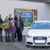 (mg)   Marion Schutzbier aus Oberschwarzach strahlte, als sie einen gewonnenen neuen Audi A1 entgegen nehmen konnte. Stefan Preller, Juniorchef von E-Aktiv Preller in Oberschwarzach, überreichte ihr in Anwesenheit von Edeka-Bezirksleiter Bernd Burkard und Helmut Rusczyk vom Autohaus Gelder & Sorg den Gewinn. Damit ist Marion Schutzbier eine von 13 glücklichen Gewinnern der DeutschlandCard-Herbstaktion. „Wir freuen uns, das Auto an eine Kundin unseres Marktes überreichen zu können und wünschen Frau Schutzbier immer eine gute Fahrt damit“, sagte Stefan Preller. Im Rahmen der DeutschlandCard Herbstaktion wurden unter allen Karteneinsätzen bei den Partnern und Online-Partnern vom 8. bis 20. November 13 Audi A1 verlost. Die Kampagne wurde mit einer breit angelegten TV-Kampagne sowie in den Geschäften aller Partner beworben. Im Bild von links Bezirksleiter Edeka Bernd Burkard, Gewinnerin Marion Schutzbier, Michael Schutzbier mit den Kindern Lenya und Celine, Edeka-Einzelhändler Stefan Preller und Helmut Rusczyk vom Autohaus Gelder und Sorg.
