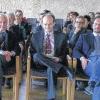 Bedauerliche Pflicht: Im Sitzungssaal des Landratsamtes wurde Dieter Sauer (Mitte) zum großen Bedauern von Landrat Rudolf Handwerker (links) als ARGE-Geschäftsführer verabschiedet. Sein Nachfolger ist der bisherige Sozialamtsleiter Werner Mahr (rechts).