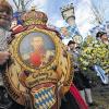 Rund 300 „Königstreue“ aus ganz Bayern sind am Samstag in Gammelsdorf (Lkr. Freising) zum „Winterpatriotentreffen“ zusammengekommen und in Trachten zum dortigen Schlachtendenkmal gezogen. In einer Rede gedachte der Landesvorsitzende Stefan Jetz des bayerischen Königs Ludwig II., dessen Todestag sich in diesem Jahr zum 125. Mal jährt. Jetz verteidigte erneut die These der „Königstreuen“, dass Ludwig II. nicht im Starnberger See eines natürlichen Todes gestorben, sondern ermordet worden sei.