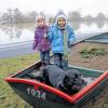 Land in Sicht: Die beiden Hirschfelder Kindergartenkinder Nina und Elmo trotzten zusammen mit Labrador Balou den Fluten, im Blumenkübel-Boot des Gartenbauvereins.