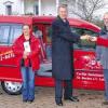 Schlüsselübergabe: Einen erdgasbetriebenen VW Caddy im Wert von rund 20 000 Euro finanzierte die städtische Hospitalstiftung der Lohrer Caritas-Sozialstation St. Rochus. Auf unserem Foto sind zu sehen (von links): Stiftungsverwalter Peter Amann, Pfarrer Sven Johannsen, Marit Grunewald von der Sozialstation, Bürgermeister Ernst Prüße, Sozialstationsvorsitzender Klaus Becker und Pflegedienstleiterin Elka Grieser.DEHM