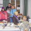 Lesen bildet und bindet:  Silvia Nöth mit zwei Bewohnern der Gruppe Rafael in der Stadtbücherei bei Barbara Gassauer.