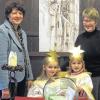 Engel bringen Glück: Alia Reichert (vorne links) und Leonie Hept (vorne rechts) zogen die Gewinner des Adventsrätsels zusammen mit Bürgermeisterin Irmgard Krammer (links) und der Leiterin der Tourist-Info, Beate Glotzmann (rechts).