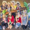 (hawo)   Eine Beach-Party im Winter – geht das? Ja, sagte sich eine Gruppe Jugendlicher im Alter zwischen zwölf und 15 Jahren und plante die Veranstaltung im Jugend- und Kulturzentrum (JuKuZ) Bad Kissingen gemeinsam mit Erzieherin Jana Oßwald-Förster. Offene Jugendarbeit setzt am Willen der Jugendlichen an – und die verlangten nun mal nach einer Beach-Party, die schließlich am vergangenen Samstag über die Bühne ging. Die Initiatoren hatten sich zuvor um Flyer und Plakate, um Essen und Getränke sowie um die passende Dekoration gekümmert. Etwa 50 Jugendliche im Alter zwischen zwölf und 17 Jahren tanzten und feierten schließlich gemeinsam im mit Palmen und Blumenbändern geschmückten Discoraum. Dazu gab's alkoholfreie Cocktails und Pizzabrötchen Hawaii. Der DJ legte Sommermusik auf, was dabei half, den kalten Winter einstweilen zu vergessen. Am Freitag, 15. April, dem letzten Schultag vor den Osterferien, findet nach Angaben von JukuZ-Leiterin Silke Dorsch die nächste selbst organisierte Party statt. Dann allerdings unter einem anderen Motto. Vielleicht gibt es dann eine Eis-Disco . . .