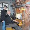 Die renovierte Orgel der Pfarrkirche Mariä Himmelfahrt Gädheim wird am Sonntag gesegnet. Über den Klang des historisch wertvollen Instruments freuen sich der Organist Josef Alban (rechts) und der Vorsitzende des Pfarrgemeinderats, Peter Kraus (links).