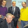 Schnelles Internet über TV-Kabel: Die Remlinger Bürger konnten dies bei einer Informationsveranstaltung im Feuerwehrhaus testen. Vorne Bürgermeister Klaus Elze; hinten von links: Ralf Taschner (MDCC), Wolfgang Haas (TKN) und Erich Zorn.