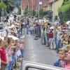 Schule ohne Rassismus: Die Menschenkette war 2007 der Auftakt für die Aktion „Schule ohne Rassismus“ der Karlstadter Schulen.
