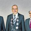 Symbolträchtiges Abschiedsgeschenk: Bei seiner Verabschiedung als Vorstandsvorsitzender erhielt Dr. Albert Hieronimus (Mitte) aus den Händen von Dr. Siegfried Dais (links), dem stellvertretenden Vorsitzenden der Geschäftsführung der Robert Bosch GmbH, und seinem Nachfolger Dr. Karl Tragl eine Kette, deren Bestandteile typische Erzeugnisse und Komponenten aus dem Produktportfolio von Bosch Rexroth symbolisieren. Foto: Bosch Rexroth
