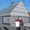 Beispielhafte Holzverwendung: Das Pfarrzentrum Wonfurt wurde beim „Holzbaupreis Bayern 2011“ mit einer Anerkennung gewürdigt. Diakon Michael Nowak freut sich.