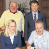 Gute Erfahrungen gemacht: Detlef Wiesner (vorne rechts) hätte ohne Patentsprechtag kein Patent angemeldet. Mit im Bild Patentanwalt Karl-Bolko Lesser,  Daniela Zaschka vom TGZ und Bad Königshofens Bürgermeister Thomas Helbling.