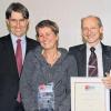 Haben gut lachen: Dorothea Galuska und Joachim Galuska (rechts) von den Heiligenfeld Kliniken freuen sich über die Auszeichnung als beste Arbeitgeber. Links Frank Hauser der Leiter des Wettbewerbsveranstalters.