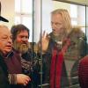 Erläuterungen vor der Vitrine: Radio-Sammler Erich Griebel (Zweiter von links) beantwortete Fragen der Ausstellungsbesucher.