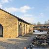 Neubau geplant: Von außen uneinsichtig und zu klein für größere Trauergemeinden - das alte Leichenhaus auf dem Stadtlauringer Friedhof. Ein Grund für die Räte, den Neubau der Leichenhalle zu befürworten. Auch der Glockenturm soll bei der Neugestaltung mit einbezogen werden.