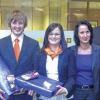 (dix)  Im Rahmen einer kleinen Feierstunde bei der Raiffeisen-Volksbank Ebern wurden Benjamin Lutz (Dippach) und Karina Hubatscheck (Unterpreppach) von den Pflichten ihrer Ausbildung freigesprochen. Die Vorstände Christian Senff und Norbert Knorr lobten die guten Ergebnisse der zwei Jungbanker, die ihre Prüfung vor der IHK Coburg ablegten. Die beiden Bankkaufleute dürfen nach ihrer Freisprechung gleich ins Berufsleben starten: Mit der Übernahme aller Auszubildenden in ein Angestelltenverhältnis, bekräftige die Raiffeisen-Volksbank Ebern ihren Status als Ausbilder und Arbeitgeber. Lutz wird als Kundenberater in Ermershausen und Hubatscheck als Kundenberaterin in Heldburg tätig sein. Die beiden Bankkaufleute bedankten sich bei ihren Ausbildern Heinrich Deringer und Antje Hilbert für die Unterstützung während ihrer Lehrzeit. Im Bild von links: Norbert Knorr, Benjamin Lutz, Karina Hubatscheck, Antje Hilbert, Christian Senff und Heinrich Deringer.