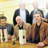 Wein aus der Box: Die Frage nach der Verpackung , auch für Frankenwein, führte bei der Weinbau-Gebietsversammlung in Erlenbach zu einer kontroversen Diskussion. Vertreter der Bayerischen Landesanstalt für Wein- und Gartenbau brachten dazu zwei Exemplare von Drei-Liter-Behältern der Genossenschaft Divino Nordheim mit. Vorne von links: Peter Schwappach, Peter Wolter und Georg Bätz vom Weinbauteam; dahinter Paul Diener (Weinbauverein Erlenbach), Hermann Schmitt, Leiter der Gebietsweinwerbung, und Alfred Blank (Winzerverein Homburg).