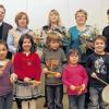 (sg)   Gleich drei Angestellten der Kindertagesstätte St. Anton gratulierten Pfarrer Werner Kirchner, Vorstand des St. Johannisvereins, und Leiterin Kerstin Gibbons (rechts im Bild) zum Dienstjubiläum: Kinderpflegerin Juliane Lösch, die seit 35 Jahren in der Kindertagesstätte arbeitet, Kinderpflegerin Sabine Kegel und Erzieherin Karin Endres, die seit 25 Jahren dabei sind (hinten von links). Kirchner bedankte sich mit Blumen und Kreuzen für das Engagement, die Kinder sorgten für musikalische Umrahmung.