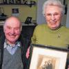 Posieren mit dem Hochzeitsbild der Tante aus den 1930er Jahren: Die lebensfrohen Senioren Johanna und Gerhard Hagenbucher aus Westheim können sich noch genau erinnern, wie in früheren Zeiten die Heiratsvermittlung von statten ging.