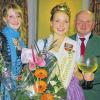 Auf die nächsten zwei Jahre: Die neue Tauberrettersheimer Weinprinzessin Marion I. mit ihrer Vorgängerin Kristin und dem Vorsitzenden des Wein-, Obst und Gartenbauvereins Anton Löber.