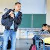 Mobbing: Der Schauspieler Robin Bohn agiert als Mobbing-Opfer Jürgen Rickert und fordert die Jugendlichen an der Ochsenfurter Mittelschule heraus, aktiv mit zu spielen.