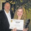 Schöner Erfolg: Josefine Schneider wurde Bezirkssiegerin beim Solo-Duo Wettbewerb. Auch Musiklehrer Udo Schneider gratulierte.