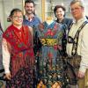 Eine Gautracht spendete der Trachtenverein Ochsenfurt dem Archiv des Bayerischen Trachtenverbandes in Holzhausen (bei Landshut). So wurde über den Wattrock – eine Art Reifrock, gehalten von Wattrockträgern –  der grüne Flanellunterrock angezogen und darauf der Festtagsrock mit den blauen „Wasserbändern“ – Moireeband genannt. Danach folgten Schürze und Mutzen (war im Archiv bereits vorhanden) und darüber das blaue Wollmousselintuch. Die Tracht überreichte Monika Klein (Trachtenwartin des Trachtenvereins Ochsenfurt) im Namen des Ochsenfurter Voristzenden Paul Mohr. Der unterfränkische Gauvorsitzende Oliver Brust und Wolfgang Gensberger vom Archiv dankten dem Trachtenverein Ochsenfurt. Auch die Landesschriftführerin Hildegard Hoffmann bewunderte die schöne Tracht aus dem Ochsenfurter Gau. Derzeit sind die guten Stücke auch aus den unterfränkischen Dörfern Sennfeld, Röthlein und Geldersheim in der in der Ausstellung zu sehen. Das Bild zeigt die Trachtenübergabe (von links): Monika Klein, Oliver Brust, Hildegard Hoffmann und Wolfgang Gensberger.