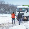 Der Winter hatte die Rübenabfuhr schwer im Griff: Oft ging ohne Seilwinde nichts mehr, so wie hier in der Nähe von Hofheim.